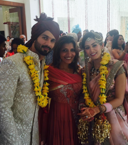 shahid-kapoor-mira-rajput-kapoor-wedding-reception-in-delhi-cute-yellow-light-jaimaal-with-pastel-pink-lehenga-pink-chooda-20-lakh-engagement-solitaire