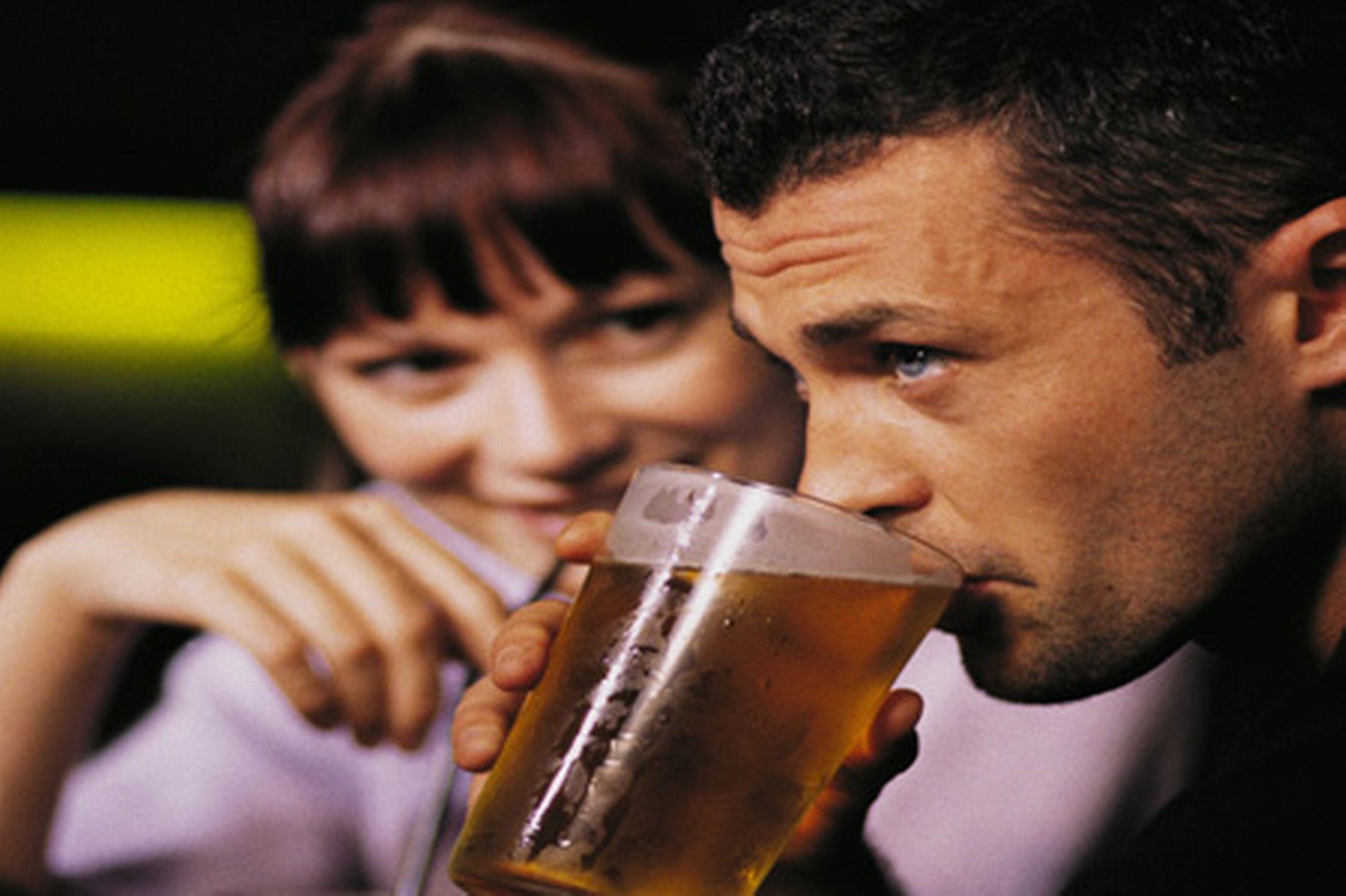 Омегу пьют мужчины. Коктейль для потенции мужчин. Пиво со сметаной для мужчин. Муж пьет фото для презентации.