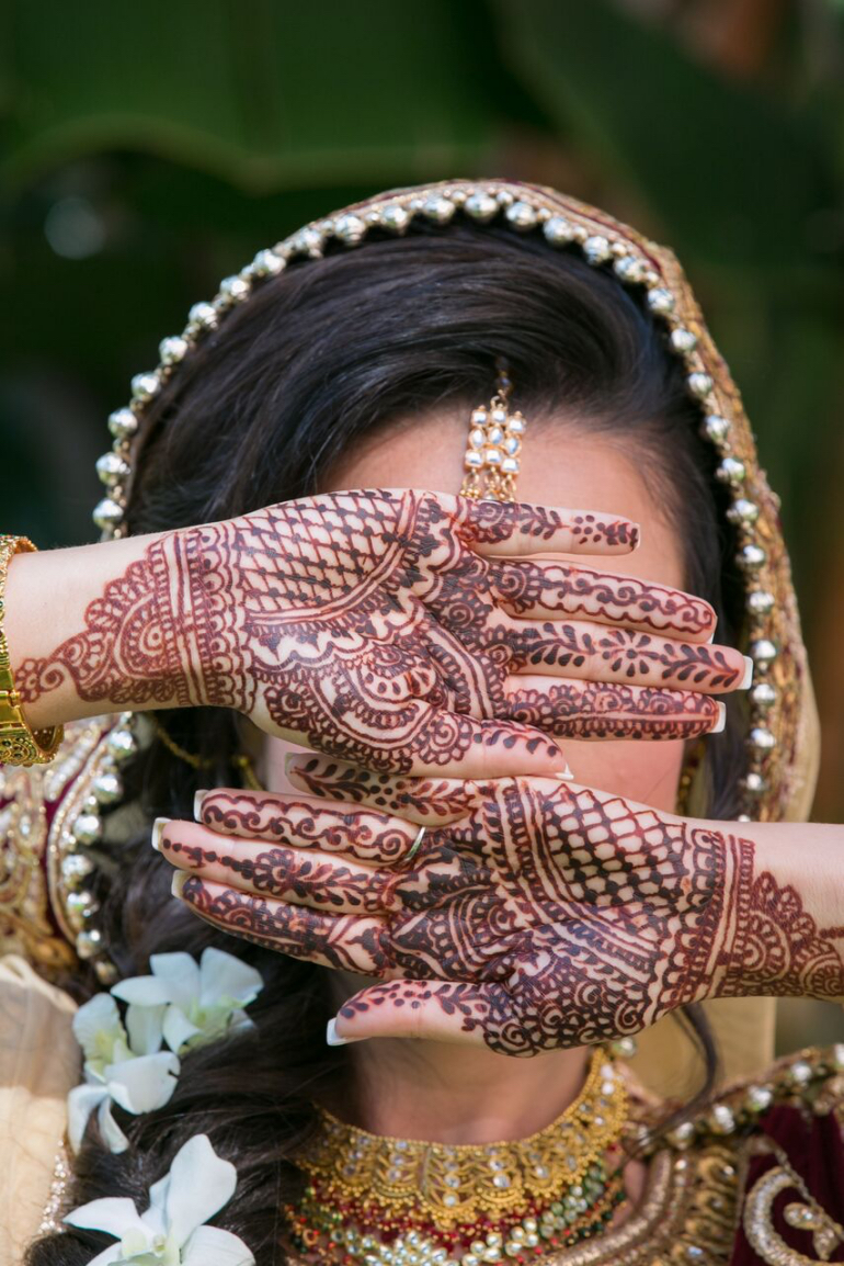 BRIDAL MEHENDI POSE