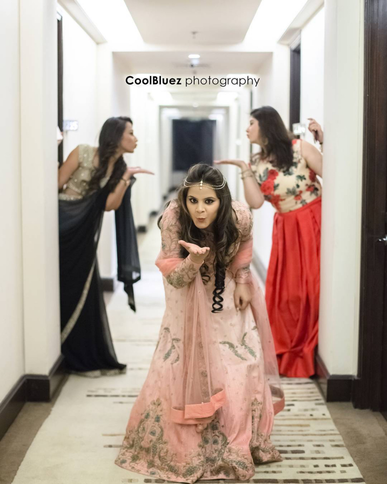 photo Bride Sister Poses For Photography bride shots you need in your wedding album