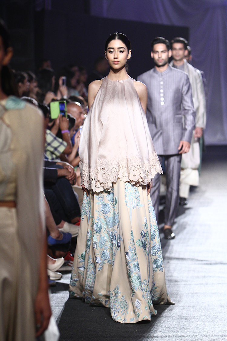 LFWSR16D0S1ManishMalhotraRunway017