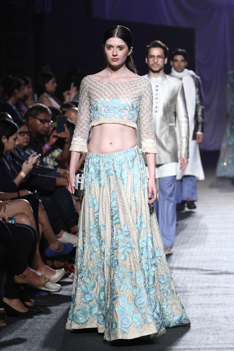 LFWSR16D0S1ManishMalhotraRunway052