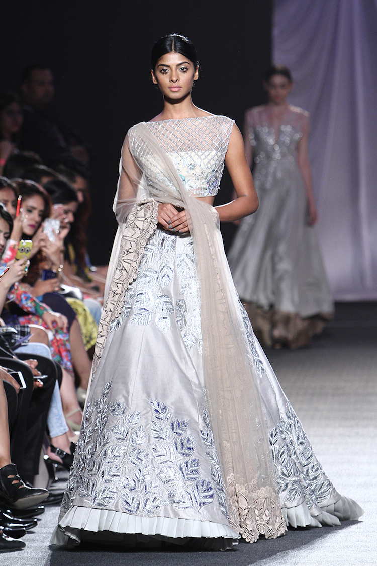 LFWSR16D0S1ManishMalhotraRunway098