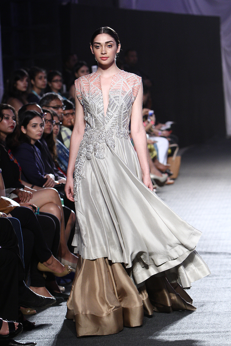 LFWSR16D0S1ManishMalhotraRunway103