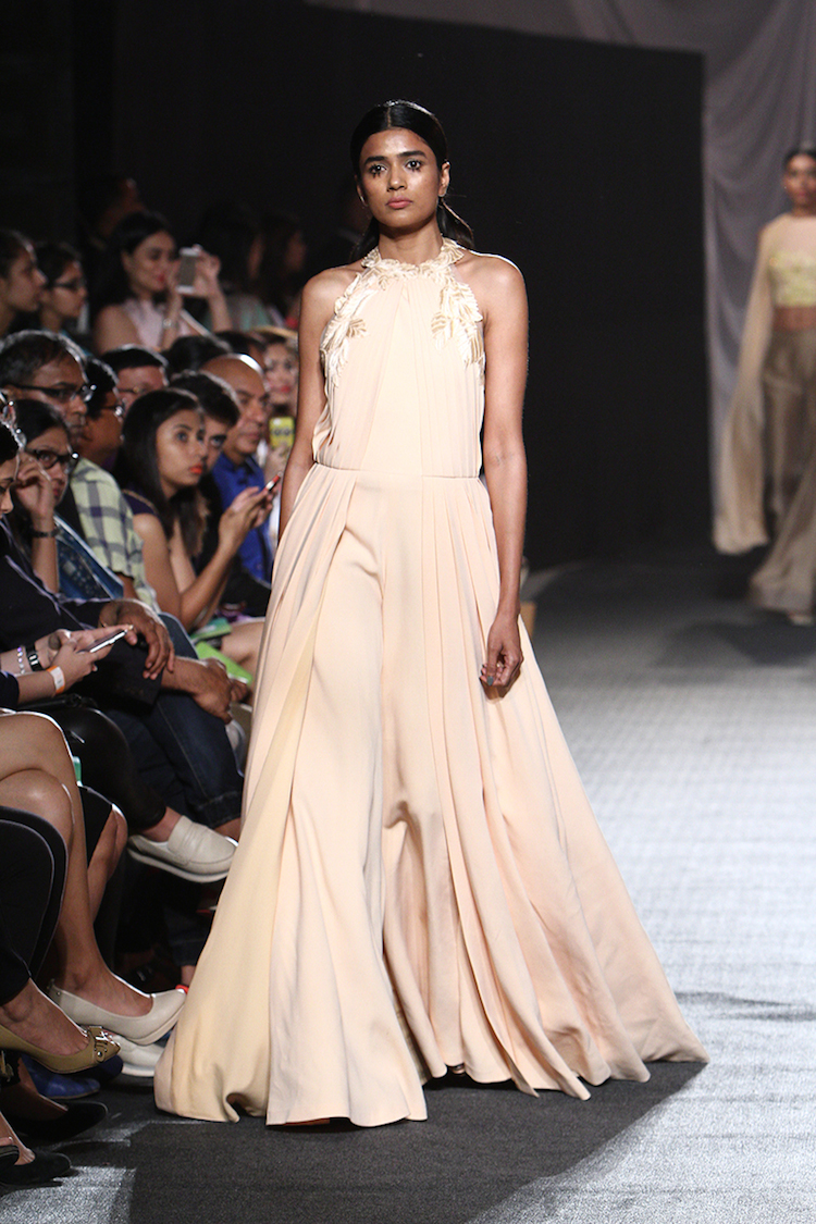 LFWSR16D0S1ManishMalhotraRunway143