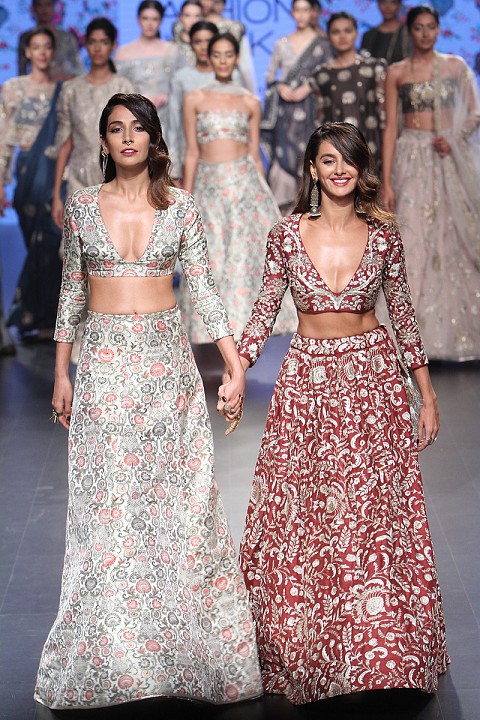 LFWSR16D3S6bPayalSinghalRunway085