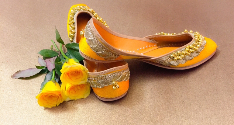 Yellow punjabi juttis