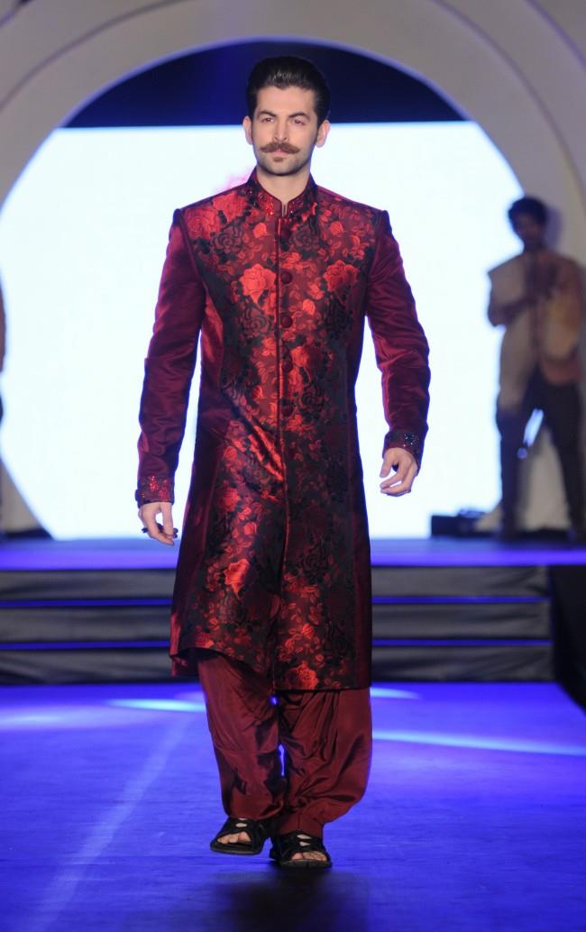 bipasha-and-neil-nitin-ramp-walk-for-marigold-watches-fashion-show-12