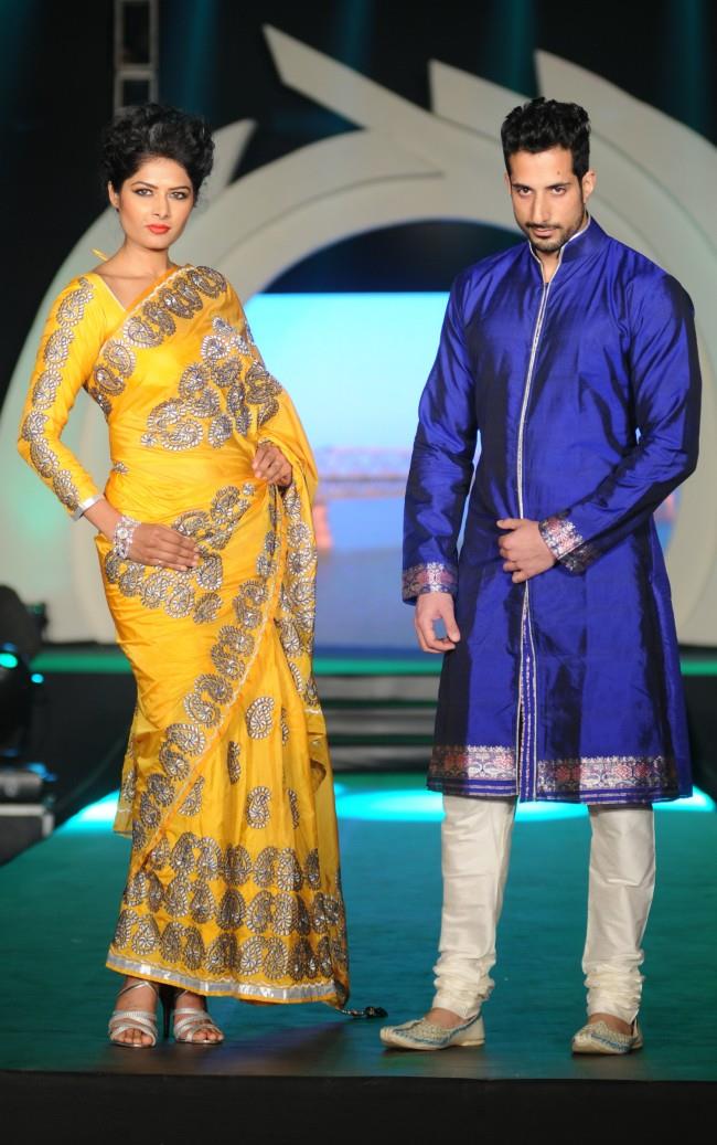 bipasha-and-neil-nitin-ramp-walk-for-marigold-watches-fashion-show-19