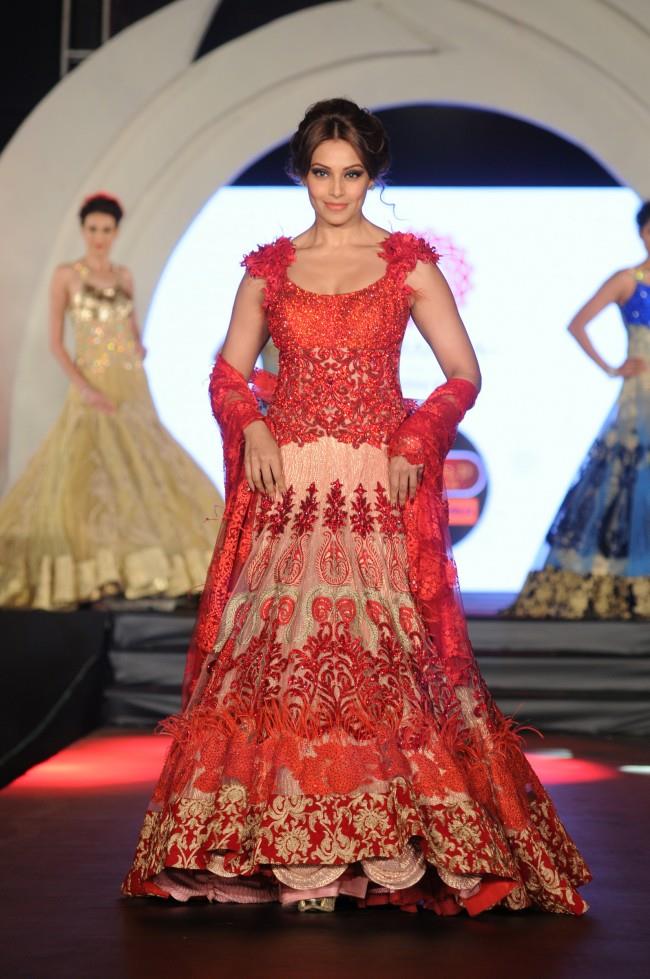 bipasha-and-neil-nitin-ramp-walk-for-marigold-watches-fashion-show-20