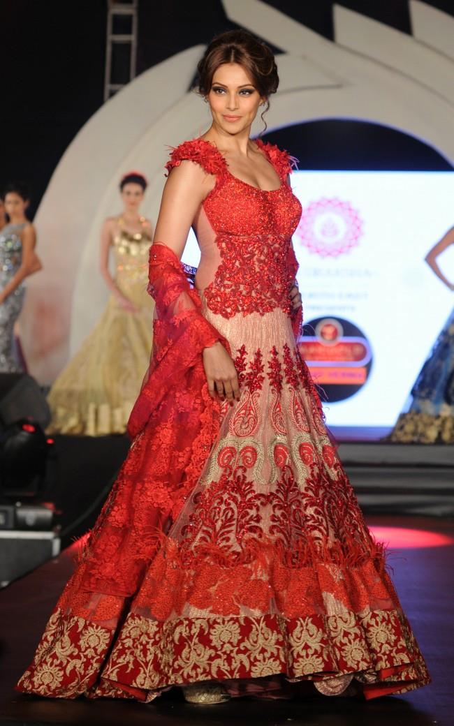 bipasha-and-neil-nitin-ramp-walk-for-marigold-watches-fashion-show-30