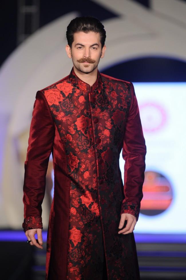 bipasha-and-neil-nitin-ramp-walk-for-marigold-watches-fashion-show-34