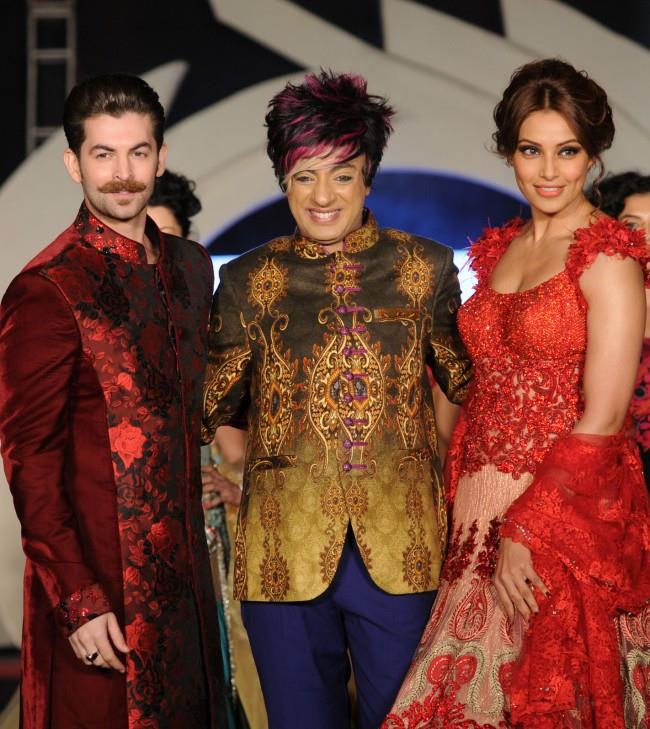 bipasha-and-neil-nitin-ramp-walk-for-marigold-watches-fashion-show-39