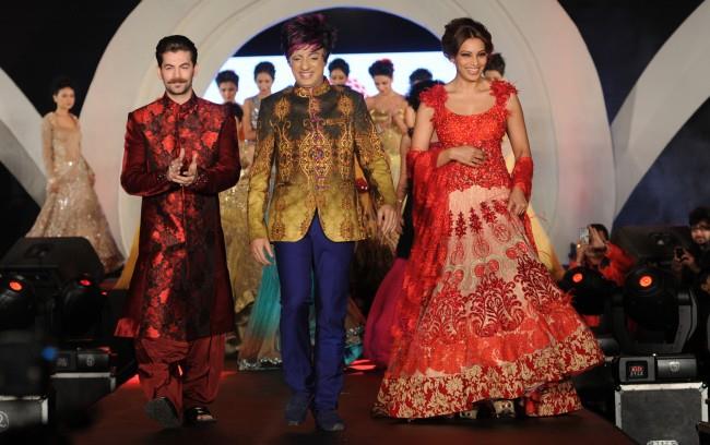 bipasha-and-neil-nitin-ramp-walk-for-marigold-watches-fashion-show-6