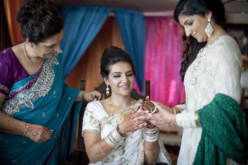 indian-bride-in-vintage-white-sari-and-gold-2 Indian Bride in Vintage White Sari and Gold - 2