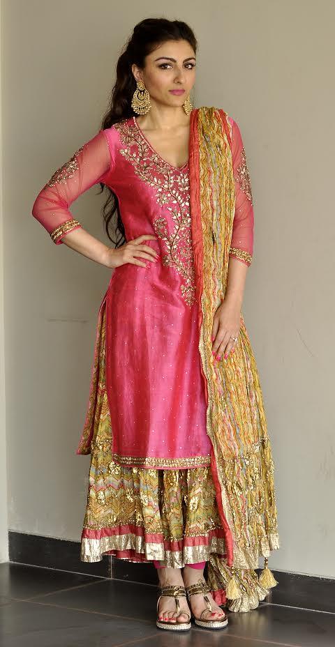 soha ali khan mehndi lengha long choli (1)