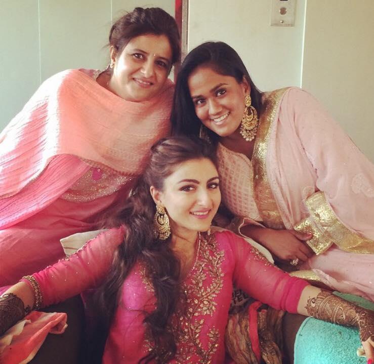 soha-ali-khan mehndi