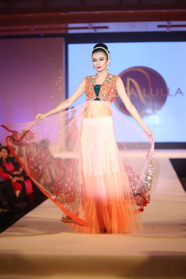 Hindu Bridal Mantra SHow orange and white lengha