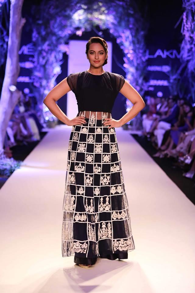 Lakme Summer Resort 2014 Manish Malhotra Sonakshi Sinha in black and white lehnga