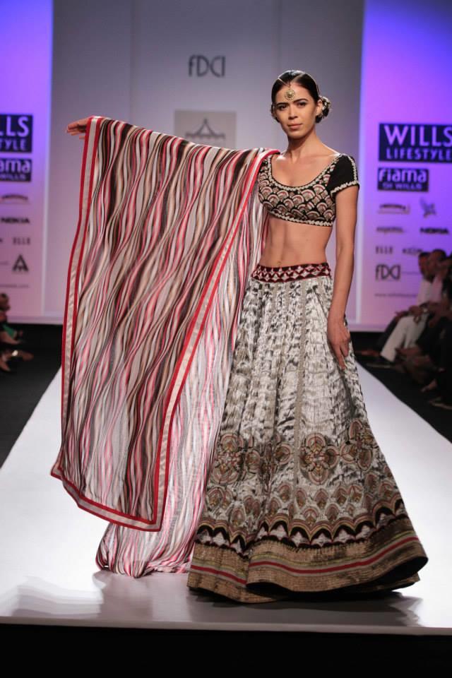 Pia Pauro Wills Lifestyle India Fashion Week Indian wedding lehnga