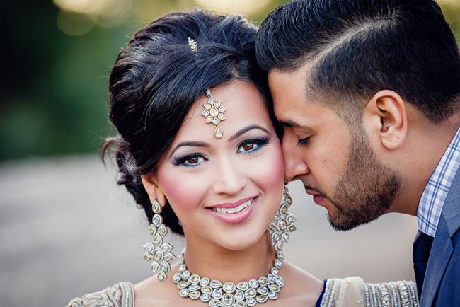 Indian Punjabi bride in kundan diamond necklace earrings and tikka